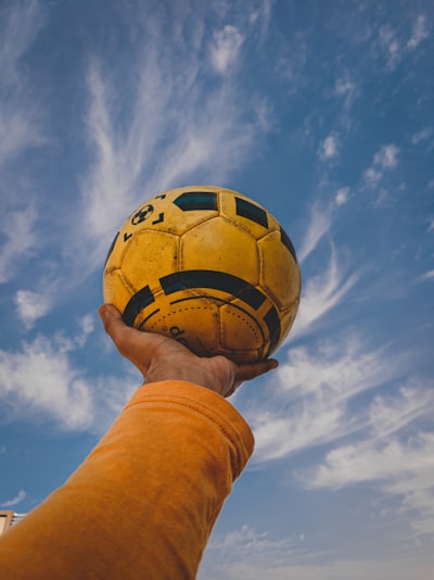 ترتيبانديةالدوريالإنجليزيحتىالآنمنيتصدرومنيتأخر؟